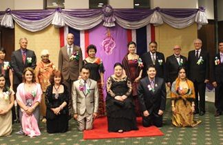 Awards recipients take part in a group photo session with HRH Princess Soamsawalee.