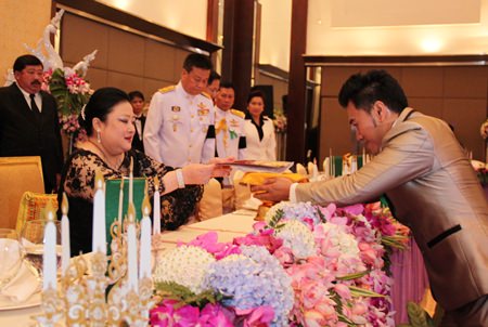Wuttipong Arayatumsopon presents a special gift to HRH Princess Soamsawalee.
