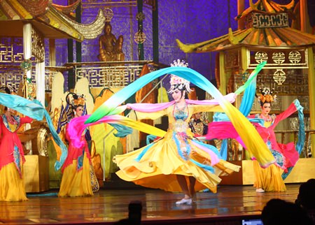 Another magnificent show highlighting Chinese tradition receives loud applause from spectators.