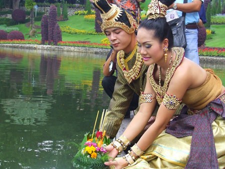 Actors portraying Nang Noppamas and her lover float their krathong on this most romantic day. (Photo courtesy Nong Nooch Tropical Garden)