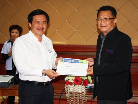 Surat Mekavarakul (left), CEO of Cape Dara Resort, accepts a Clean Food Good Taste certificate from Deputy Mayor Wuthisak Rermkitkarn at city hall.  His was one of 59 hotels in Pattaya that passed the inspection.