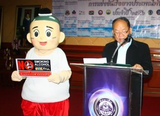 Nongprue Municipal Mayor Mai Chaiyanit, who is also president of the Pattaya Long Boat Racing Center, announces the details for this weekend’s Pattaya Long Boat Races.