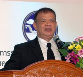 Chonburi Tourism and Sports Department Director Thanthip Meelaksana lectures tourism-industry entrepreneurs about the importance of tourism to the city and the damage that this year’s string of fatal accidents is having on Pattaya revenues.