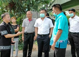 Chief of garbage transport Nattapol Theeerawutworawet (left) explains the current situation to city officials.