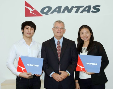 Qantas Manager for Thailand and Vietnam Bob Everest (centre) is seen presenting return Qantas Economy tickets, Bangkok-Australia-Bangkok to Sirapath Angsopasirikul (left) and Tritsana Sorat (right), lucky winners of OCSC International Education Expo 2013.