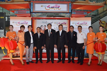 Dr. Sorajak Kasemsuvan (5th left), THAI President, presided over the opening ceremony for the two new destinations. Also participating at the ceremony were Chokchai Panyayong (3rd right), THAI Senior Executive Vice President of Commercial; Woranate Laprabang (3rd left), Managing Director of THAI Smile, Aphinun Vannagkura (4th right), Executive Vice President, Aeronautical Radio of Thailand, Flying Officer Chaturongkapon Sodmanee (4th left), General Manager of Don Mueang International Airport, and Group Captain Samai Chanthon (5th right), Vice President Aerodrome Standards and Occupational Health Department.