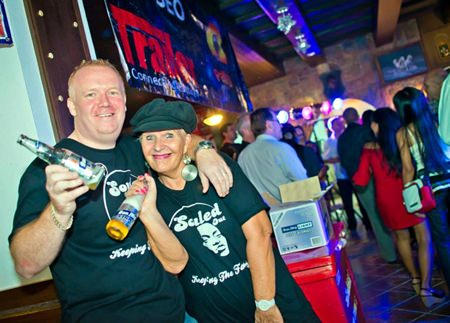 Pattaya Soul Club founders, Earl C. Brown and Eva Johnson enjoy the evening at The White Horse Pub.