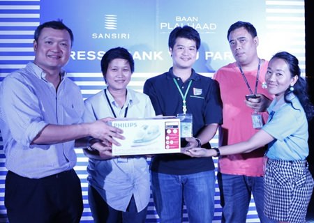 Uthai Uthaisangsuk (left) hands out prizes to winners in the lucky draw.