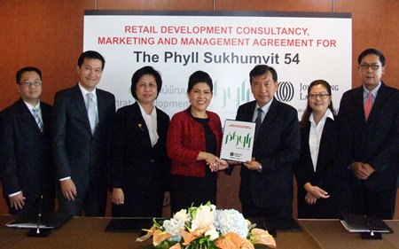 Dr. Kaweepoj Worayingyong, Managing Director of Saranrat Development Co., Ltd., hands over the retail service contract to Suphin Mechuchep, Managing Director of Jones Lang LaSalle (Thailand) Limited, appointing Jones Lang LaSalle as the retail development consultant, marketing agent and property manager for The Phyll.