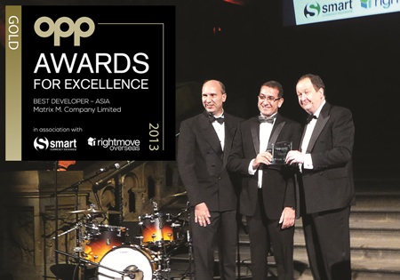 Matrix Developments MD, Miki Haim (center) receives the gold award for the “Best Developer – Asia” at the OPP Awards for Excellence gala dinner in London, November 27, 2013.