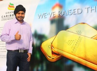 Apichart Gulati, the Project Manager of The Blue Sky Group Co. Ltd., presents the “Double Your Luck” campaign for customers to receive a chance of winning 20 baht worth of gold.