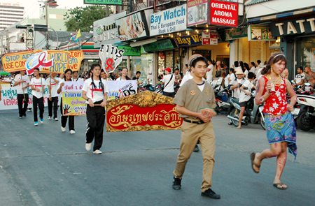 Students from Pattaya and Banglamung show up in force at the parade, holding signs announcing the campaign.