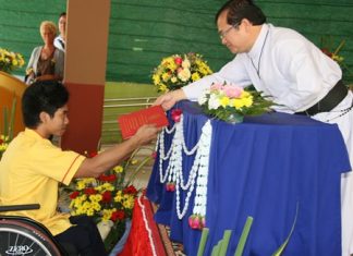 Father Picharn, Vice President of the Father Ray Foundation, presented the awards to the graduating students.
