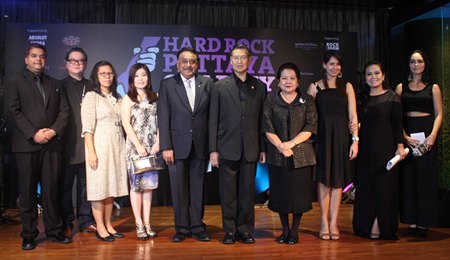 Tony Malhotra (left), Deputy MD of Pattaya Mail Media Group; Jorge Carlos Smith (2nd left), GM of Hard Rock Hotel Pattaya; Peter Malhotra (5th left), MD of the Pattaya Mail Media Group; General Kanit Permsub, Deputy Chief Aide-De-Camp and General to His Majesty the King (5th right) and Thanpuying Busyarat Permsub (4th right), take to the stage for a commemorative photo.