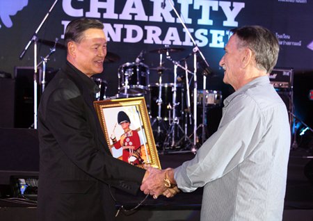 General Kanit Permsub congratulates the winner of the first auction item.