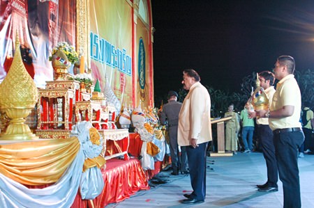 Pratheep Malhotra, MD of Pattaya Mail Media Group, assisted by two of his sons Dave and Prince, place the gold and silver ornaments expressing love and loyalty to HM the King.