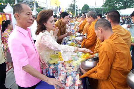 Chonburi Governor Khomsan Ekachai leads in giving alms to Buddhist monks.