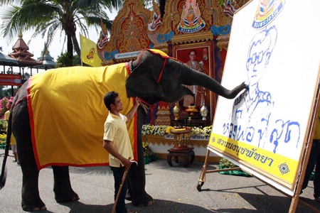 Tourists marked His Majesty’s birthday at Nong Nooch Tropical Garden, where a 10-year-old elephant painted a remarkably accurate picture of the king.