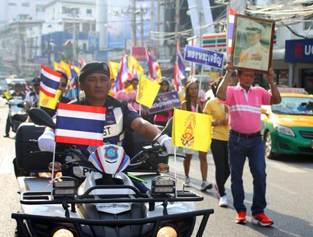 Bunrod Sud-im (right), president of the Pattaya Running Club leads members to participate in the Walk-Run on Father’s Day.