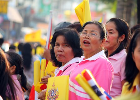 Pattaya citizens sing the national anthem along the Walk-Run route.