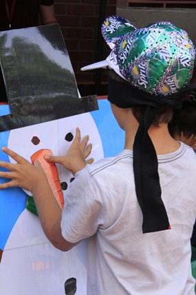 Pin the carrot on the Snowman!