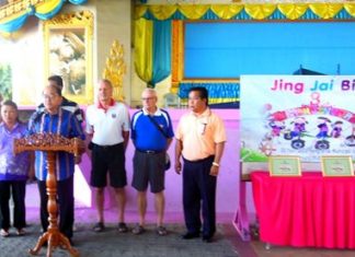 Deputy Mayor Anak Patanangam opens the event.