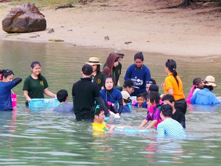 Navy wives are helping disabled children lead better lives, starting with letting them work with sea turtles in Sattahip.