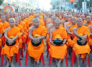 North Pattaya Road was once again awash in saffron as 2600 monks gathered to collect alms to support their less-fortunate brethren as part of a nationwide drive by a million monks to provide relief to 323 embattled Buddhist temples in Thailand’s Muslim-dominated south.