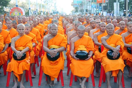 North Pattaya Road was once again awash in saffron as 2600 monks gathered to collect alms to support their less-fortunate brethren as part of a nationwide drive by a million monks to provide relief to 323 embattled Buddhist temples in Thailand’s Muslim-dominated south. 