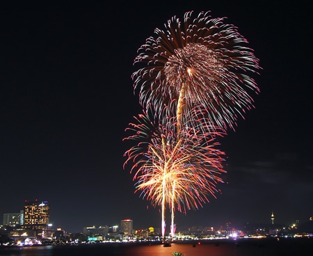 The night sky over Pattaya Bay, from the Dusit peninsula to Bali Hai, was brightened by amazingly brilliant fireworks last weekend, when teams from 4 countries put on a colorful show for the annual Pattaya International Fireworks Festival. 