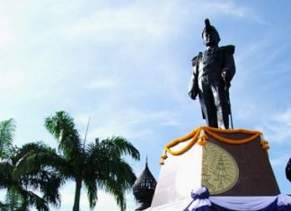 Navy and representatives of the public and private sectors lay wreaths at the new statue honoring King Rama VI.