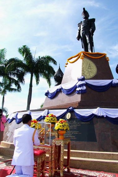 Navy and representatives of the public and private sectors lay wreaths at the new statue honoring King Rama VI.