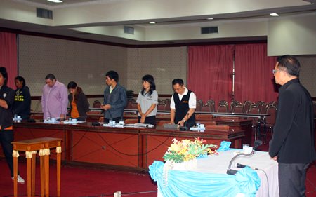 Deputy Mayor Wutisak Rermkitkarn leads the meeting in a moment of silence to mourn the loss of Nattapong Suksiri, director of Pattaya Youth Development.