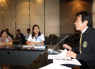 Deputy Mayor Ronakit Ekasingh (right) chairs the first meeting of Pattaya’s anti-drug campaign for 2014.