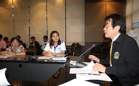 Deputy Mayor Ronakit Ekasingh (right) chairs the first meeting of Pattaya’s anti-drug campaign for 2014.