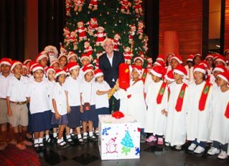 Brendan Daly, GM of the Amari Orchid Pattaya, joins children from Ban Tung Klom School (left) and from the Pattaya Orphanage (right) to light the giant Christmas tree at the Ocean Tower Lobby.