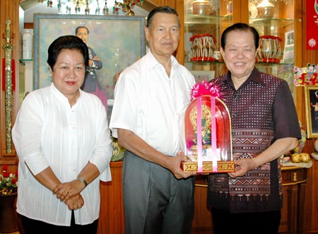 Chonburi MP Santsak Ngampichet (right) presents a birthday gift to Gen. Kanit and his lovely wife Thanpuying Busyarat Permsub.