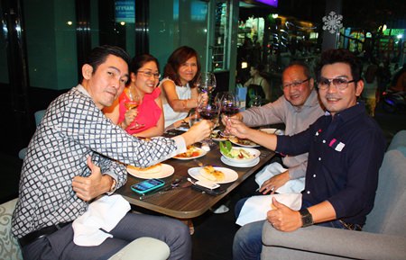 Prayuth Thamdhum (GM Montien Pattaya) arrives just in time to drink a toast with his friends.
