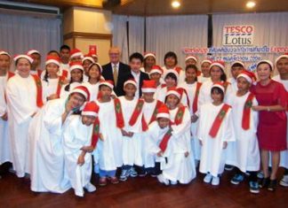 The Pattaya Orphanage children pose with Khun Toy and PSC President Tony Oakes.