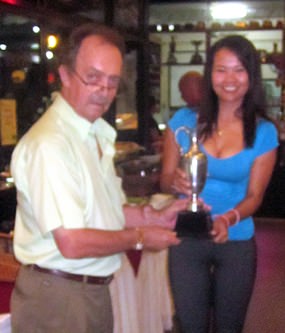 Ladies champion Nu Ponvipa (right) accepts the trophy from Stephen Beard.