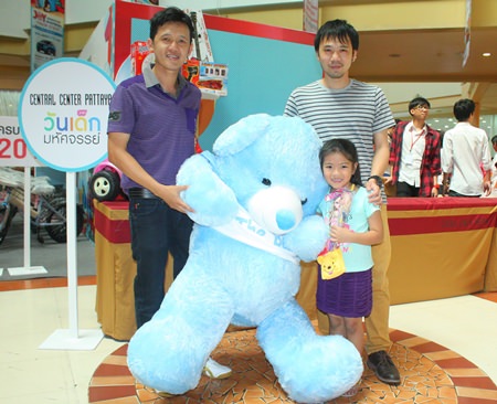 GM Sayan Nakboon (left) and Marketing Manager Kamphol Sirisomboonlarp (right), both representing Central Pattana, present a giant teddy bear to a lucky winner at Central Center Pattaya.