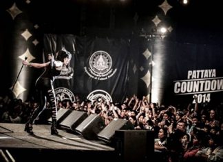 Da Endorphin entertains the crowd on New Year’s Day at Bali Hai Pier.