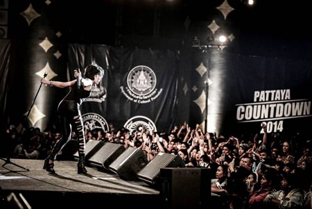 Da Endorphin entertains the crowd on New Year’s Day at Bali Hai Pier.