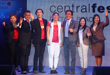 Deputy Mayor Ronakit Ekasingh (3rd right), with Theeraporn Jitnawa (center), general manager of Central Festival Pattaya Beach, and sponsors cheer the arrival of 2014 at Central Festival Pattaya Beach.