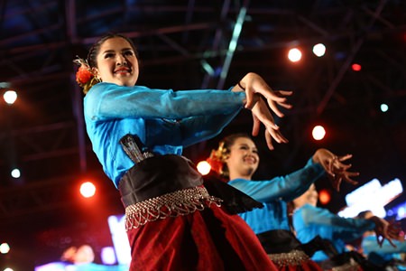 Rampad performs a Thai cultural dance.