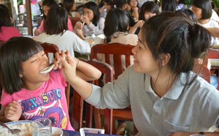 With so much food to eat, sometimes help was needed.