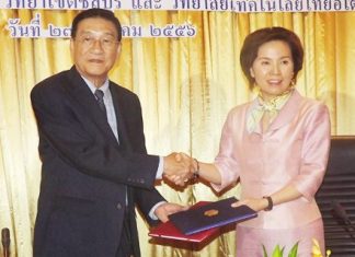 Thai-ITOH, Sripatum ink credit-transfer agreement Sunan Prasertsom (left), Thai-ITOH licensee and Dr. Busaba Chaijinda (right), administrative vice president for Sripatum, shake hands after signing the Memorandum of Understanding between the two education centers.