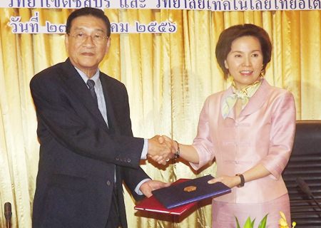 Sunan Prasertsom (left), Thai-ITOH licensee and Dr. Busaba Chaijinda (right), administrative vice president for Sripatum, shake hands after signing the Memorandum of Understanding between the two education centers.