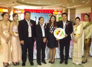 (Center, L to R) Ek Thognsrisuk, manager of the South Pattaya Big C department store; Mitsawan Hasiri, manager of the North Pattaya Big C department store, Suphatra Yenkasem, president of the Big C Foundation, and Khomphon Phayap, manager of the South Pattaya Big C department store, prepare to present 75 scholarships to area students.