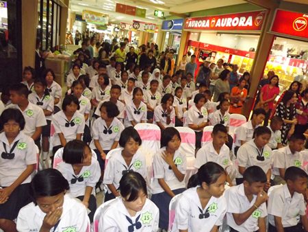 Seventy-five students from 18 Chonburi schools were given scholarships.